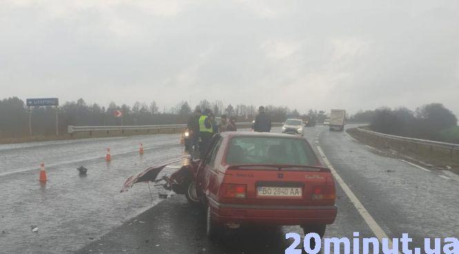 Біля Шляхтинців зіткнулись три авто. Двох людей забрала «швидка», фото №3 на сайті 20minut.ua