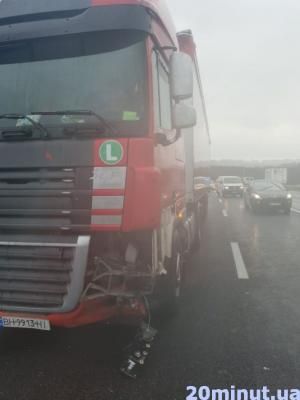 Біля Шляхтинців зіткнулись три авто. Двох людей забрала «швидка», фото №4 на сайті 20minut.ua