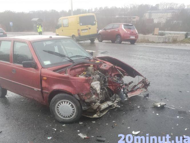 Біля Шляхтинців зіткнулись три авто. Двох людей забрала «швидка», фото №2 на сайті 20minut.ua