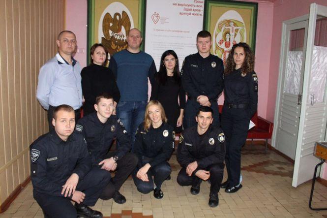 З хмельницьких поліцейських викачали 9 літрів крові, фото №1 на сайті vsim.ua