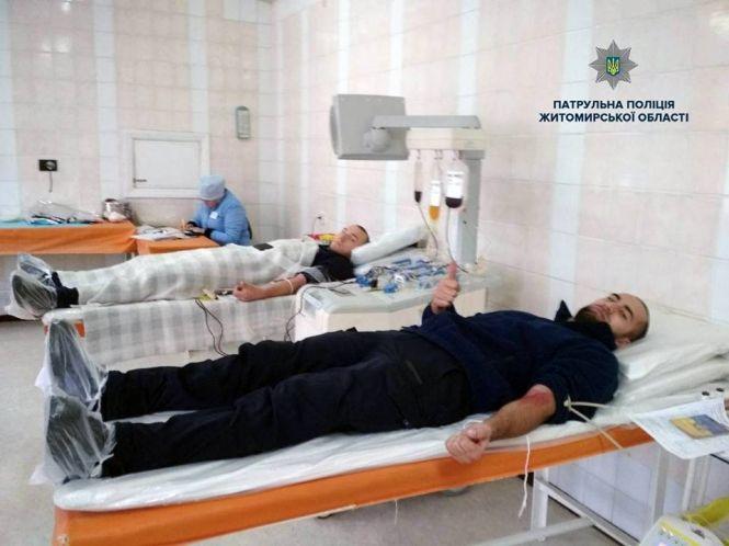Новини Житомира - фото з Житомирські поліцейські долучилися до акції «Здай кров – врятуй життя» Житомирські поліцейські долучилися до акції «Здай кров – врятуй життя», фото №1 на сайті 20minut.ua