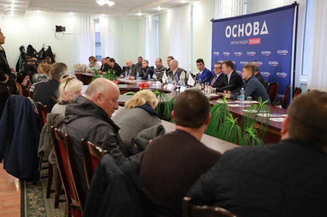 Новини Хмельницького - фото з “Партія “Основа” знає, як зробити так, щоб українці повернулись з-за кордону”: Сергій Тарута у Хмельницькому (прес-служба партії "Основа")