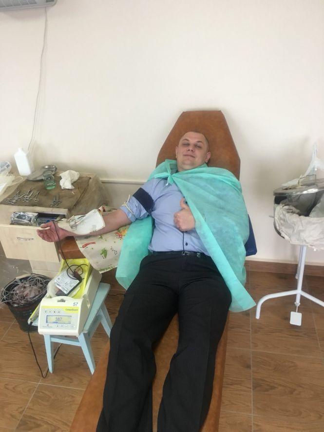 З хмельницьких поліцейських викачали 9 літрів крові, фото №2 на сайті vsim.ua