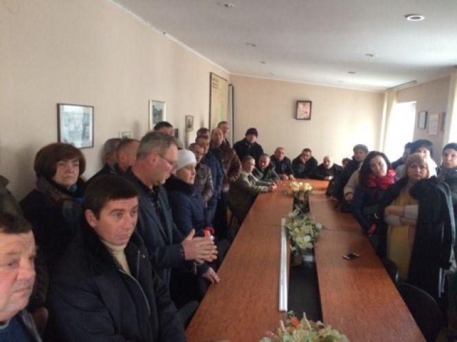 Дорожники Тернопільщини вимагають грошей. Перекривали дорогу на Руській(оновлено), фото №1 на сайті 20minut.ua