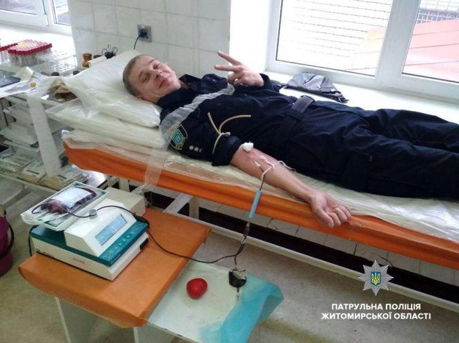 Новини Житомира - фото з Житомирські поліцейські долучилися до акції «Здай кров – врятуй життя» Житомирські поліцейські долучилися до акції «Здай кров – врятуй життя», фото №2 на сайті 20minut.ua