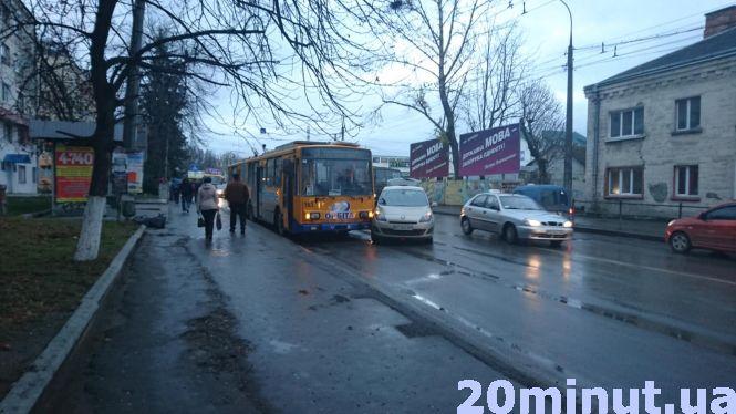 На Шота Руставелі пасажири тролейбуса пересідали, бо трапилась аварія, фото №1 на сайті 20minut.ua