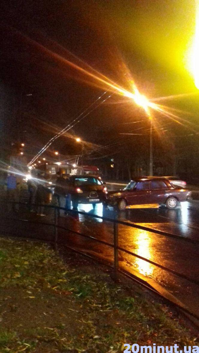 Неподалік "Універсаму" аварія. На Злуки затор, тролейбуси стоять, фото №1 на сайті 20minut.ua