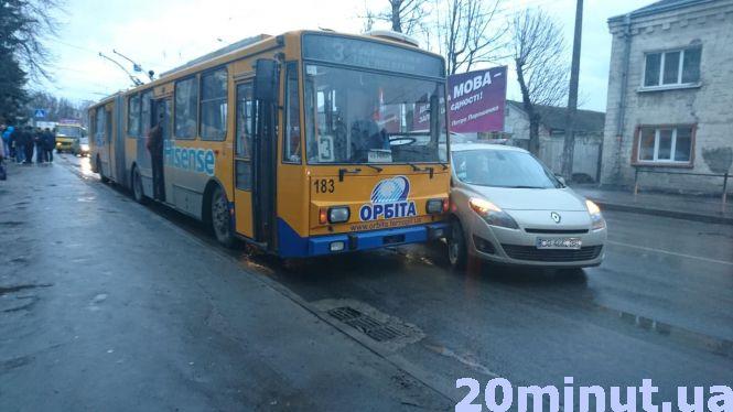 На Шота Руставелі пасажири тролейбуса пересідали, бо трапилась аварія, фото №2 на сайті 20minut.ua