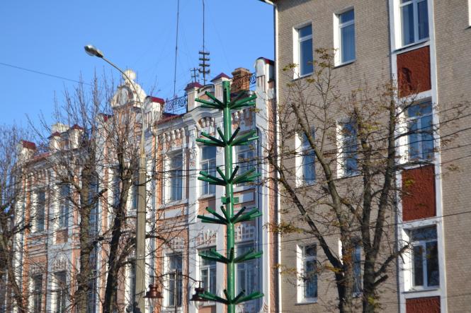 Фото дня: на Проскурівській встановлюють новорічну ялинку, фото №4 на сайті vsim.ua