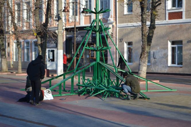 Фото дня: на Проскурівській встановлюють новорічну ялинку, фото №1 на сайті vsim.ua