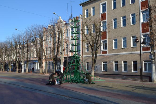 Фото дня: на Проскурівській встановлюють новорічну ялинку, фото №5 на сайті vsim.ua