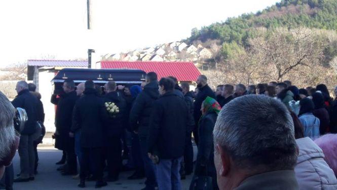 У Кременці поховали Андрія Пушкаря. На похороні - тисячі людей, фото №5 на сайті 20minut.ua