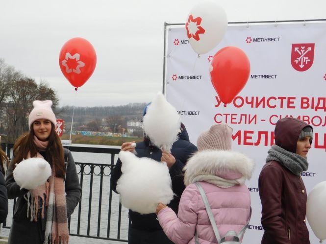Новини Хмельницького - фото з Безкоштовні напої, попкорн та солодка вата: як відкривали стелу на Острові Кохання Безкоштовні напої, попкорн та солодка вата: як відкривали стелу на Острові Кохання, фото №4 на сайті vsim.ua