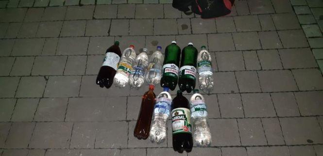 Новини Хмельницького - фото з Горілка, пиво і коньяк: чоловіка з повними сумками алкоголю затримали біля хмельницького СІЗО Горілка, пиво і коньяк: чоловіка з повними сумками алкоголю затримали біля хмельницького СІЗО, фото №1 на сайті vsim.ua