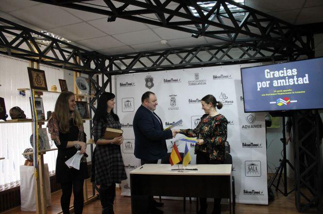 Про те як стартувала виставка і підписали угоду співпраці між Іспанією і Кам'янцем (ФОТО), фото №14 на сайті 20minut.ua