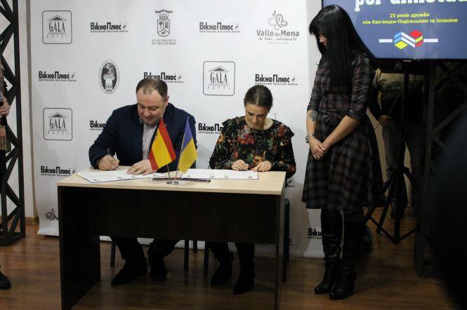 Про те як стартувала виставка і підписали угоду співпраці між Іспанією і Кам'янцем (ФОТО), фото №13 на сайті 20minut.ua