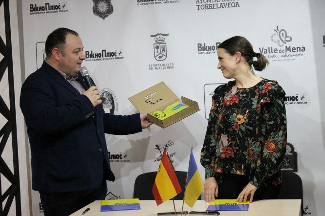 Про те як стартувала виставка і підписали угоду співпраці між Іспанією і Кам'янцем (ФОТО), фото №11 на сайті 20minut.ua