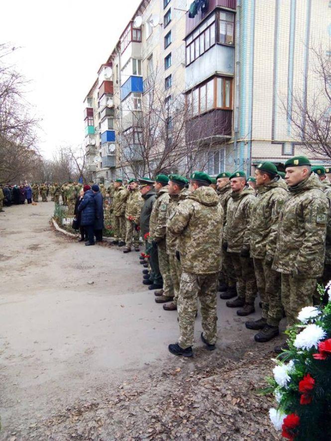 В Ізяславі провели в останню путь 34-річного прикордонника, якого насмерть збило авто контрабандистів, фото №2 на сайті vsim.ua