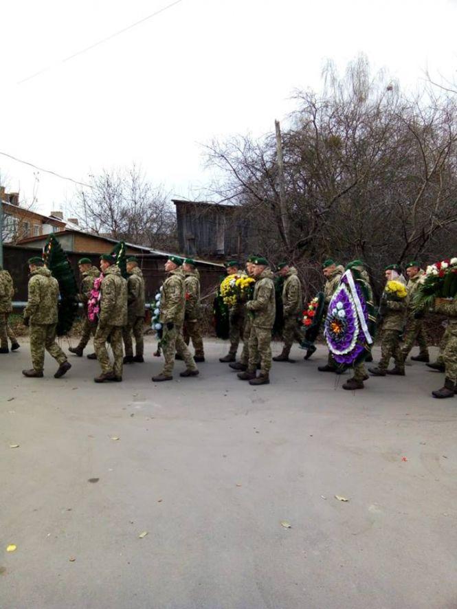 В Ізяславі провели в останню путь 34-річного прикордонника, якого насмерть збило авто контрабандистів, фото №1 на сайті vsim.ua