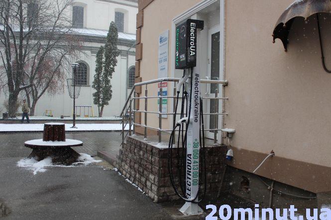 Новини Тернополя - фото з У Центрі Тернополя з’явилась електрозаправка У Центрі Тернополя з’явилась електрозаправка, фото №1 на сайті 20minut.ua