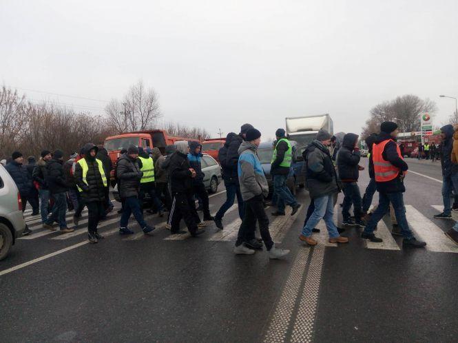 Водії на "євробляхах" перекрили дорогу біля Хмельницького, фото №4 на сайті vsim.ua