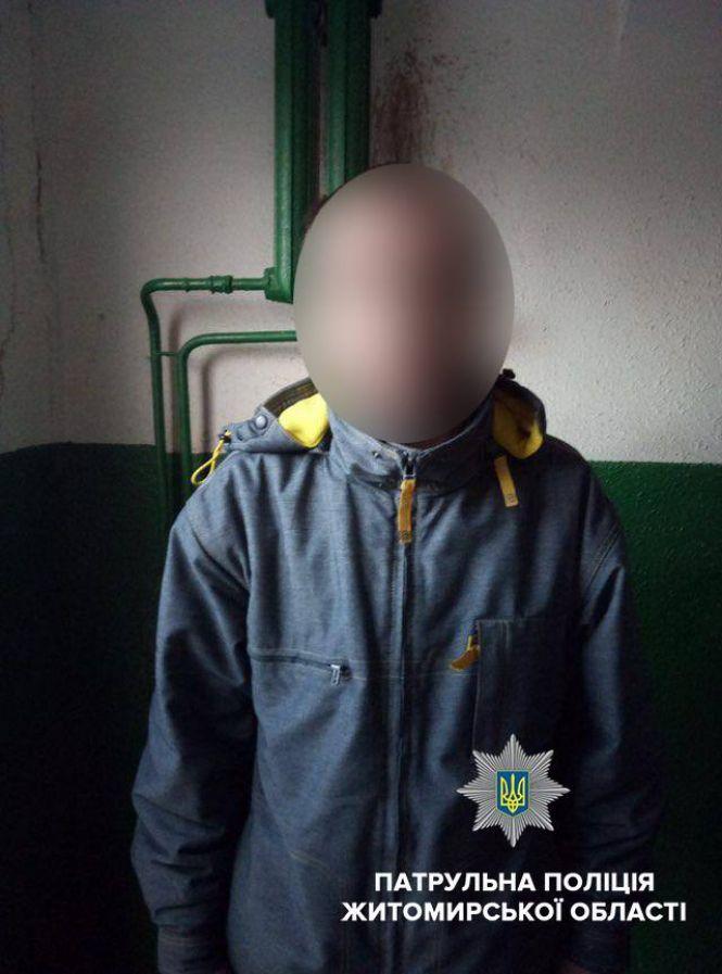 На вулиці Вітрука в Житомирі патрульні затримали двох чоловіків з наркотиками, фото №2 на сайті 20minut.ua