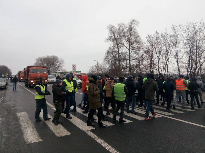 Водії на "євробляхах" перекрили дорогу біля Хмельницького, фото №3 на сайті vsim.ua