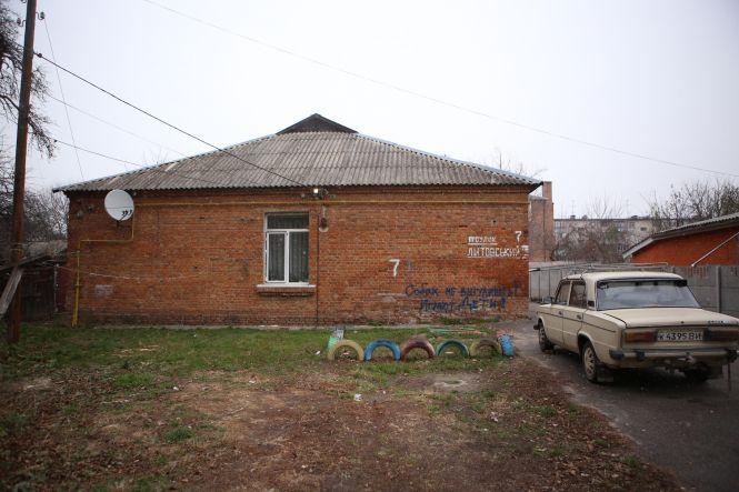 Барак на «Варшаві». Як воно, жити в колишній конюшні?, фото №1 на сайті 20minut.ua