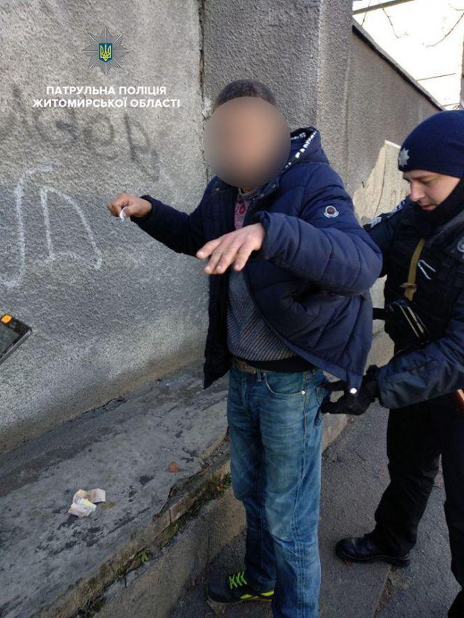 На вулиці Вітрука в Житомирі патрульні затримали двох чоловіків з наркотиками, фото №1 на сайті 20minut.ua