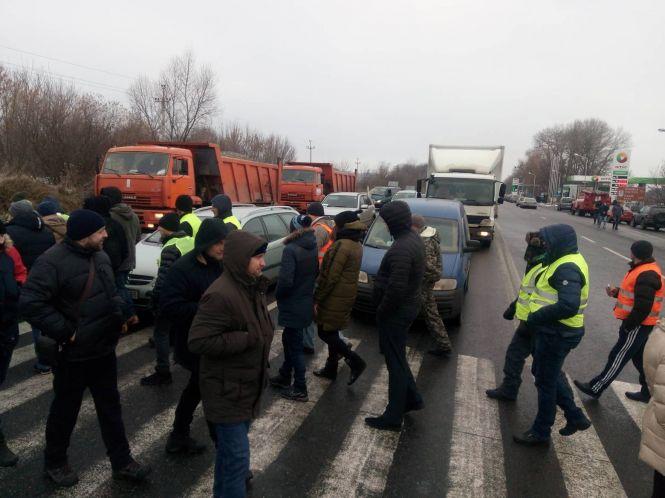 Водії на "євробляхах" перекрили дорогу біля Хмельницького, фото №1 на сайті vsim.ua