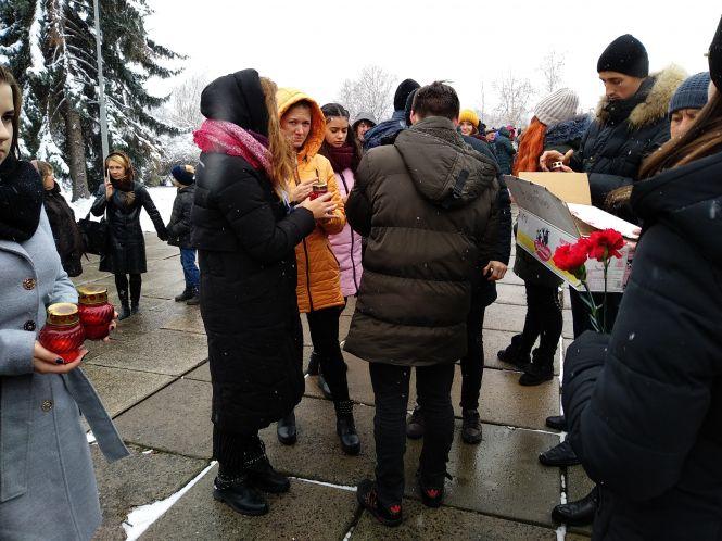 Зі скорботою у душі кам’янчани вшанували пам’ять загиблих героїв, фото №1 на сайті 20minut.ua