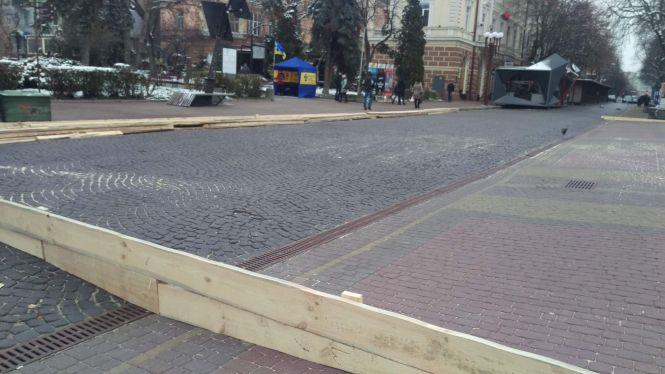 Новини Тернополя - фото з Фото дня: на Театральному майдані починають монтувати ковзанку Фото дня: на Театральному майдані починають монтувати ковзанку, фото №1 на сайті 20minut.ua