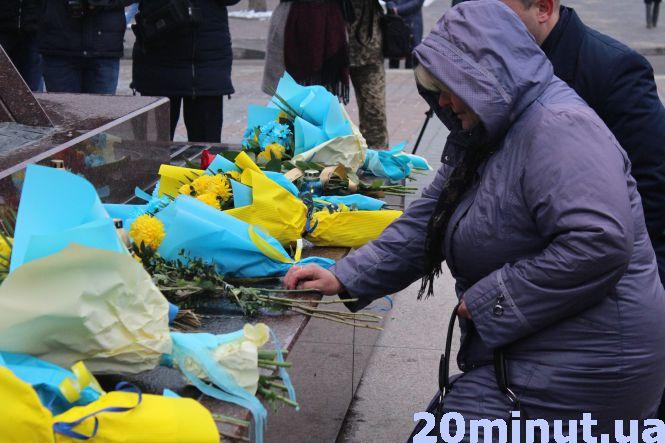 Новини Тернополя - фото з Пам'ятаймо їхній подвиг... На площі Героїв Євромайдану вшанували загиблих Пам'ятаймо їхній подвиг... На площі Героїв Євромайдану вшанували загиблих, фото №3 на сайті 20minut.ua