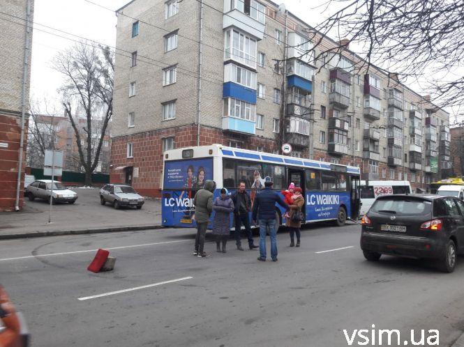 Новини Хмельницького - фото з 22-ий автобус зіткнувся з легковиком. Кам'янецька 22-ий автобус зіткнувся з легковиком. Кам'янецька