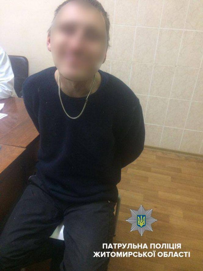 У Житомирі чоловіки розбили вітрину та вкрали манекени, фото №2 на сайті 20minut.ua