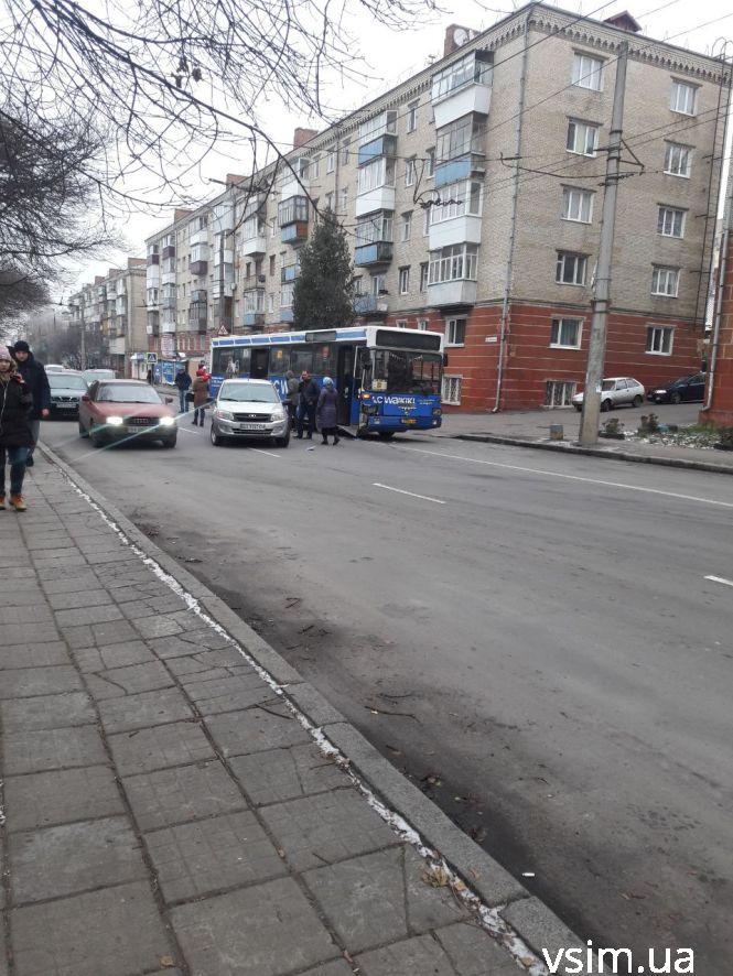 Новини Хмельницького - фото з 22-ий автобус зіткнувся з легковиком. Кам'янецька 22-ий автобус зіткнувся з легковиком. Кам'янецька