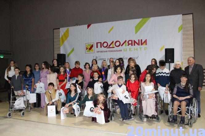 Новини Тернополя - фото з Перший в житті макіяж і подіум. Молодь з інвалідністю дефілювала на показі мод у Тернополі Перший в житті макіяж і подіум. Молодь з інвалідністю дефілювала на показі мод у Тернополі, фото №2 на сайті 20minut.ua