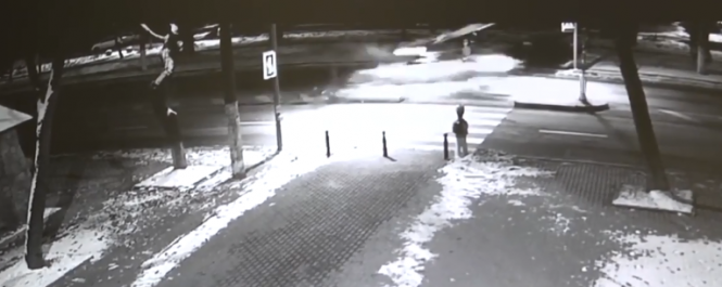 Новини Вінниці - фото з У Вінниці водій на Volkswagen збив дорожній знак, пролетів над острівцем безпеки та зник У Вінниці водій на Volkswagen збив дорожній знак, пролетів над острівцем безпеки та зник, фото №3 на сайті 20minut.ua