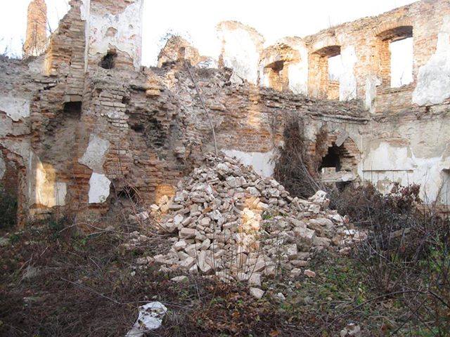 Ізяславський палац Санґушків руйнується, а на реставрацію немає грошей, фото №1 на сайті vsim.ua