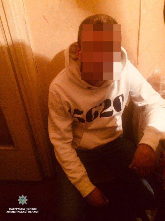 Новини Хмельницького - фото з У Хмельницькому патрульні приїхали через сварку, а знайшли торбу з наркотиками У Хмельницькому патрульні приїхали через сварку, а знайшли торбу з наркотиками, фото №1 на сайті vsim.ua
