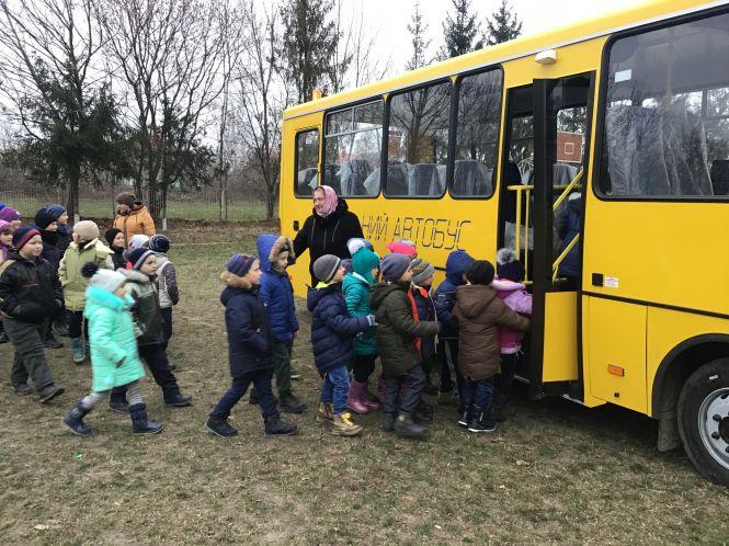 Два нові шкільні автобуси отримали учні Ізяславського району, фото №1 на сайті vsim.ua