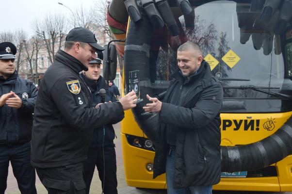 Новини Хмельницького - фото з Із кермом - на “ти”. Автобус-привид відшукав кращого водія Хмельницького Із кермом - на “ти”. Автобус-привид відшукав кращого водія Хмельницького, фото №7 на сайті vsim.ua