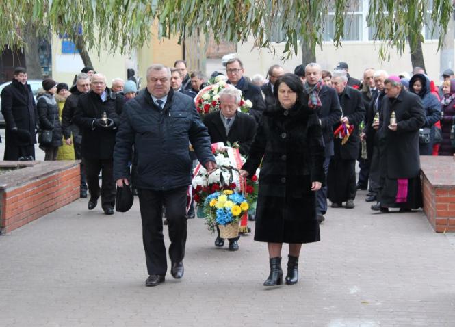 Новини Хмельницького - фото з Польські науковці та хмельницькі чиновники вшанували жертв радянських репресій на Хмельниччині Польські науковці та хмельницькі чиновники вшанували жертв радянських репресій на Хмельниччині, фото №1 на сайті vsim.ua