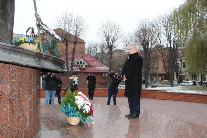 Новини Хмельницького - фото з Польські науковці та хмельницькі чиновники вшанували жертв радянських репресій на Хмельниччині Польські науковці та хмельницькі чиновники вшанували жертв радянських репресій на Хмельниччині, фото №2 на сайті vsim.ua