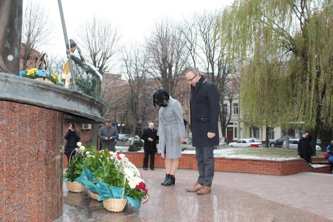 Новини Хмельницького - фото з Польські науковці та хмельницькі чиновники вшанували жертв радянських репресій на Хмельниччині Польські науковці та хмельницькі чиновники вшанували жертв радянських репресій на Хмельниччині, фото №3 на сайті vsim.ua