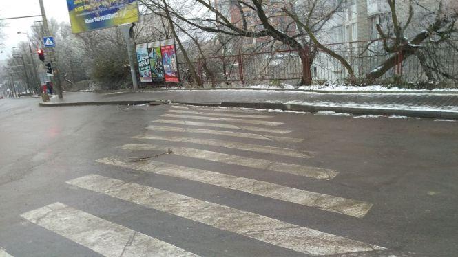 На тротуарах в Тернополі - скло. Будьте обережні, фото №2 на сайті 20minut.ua