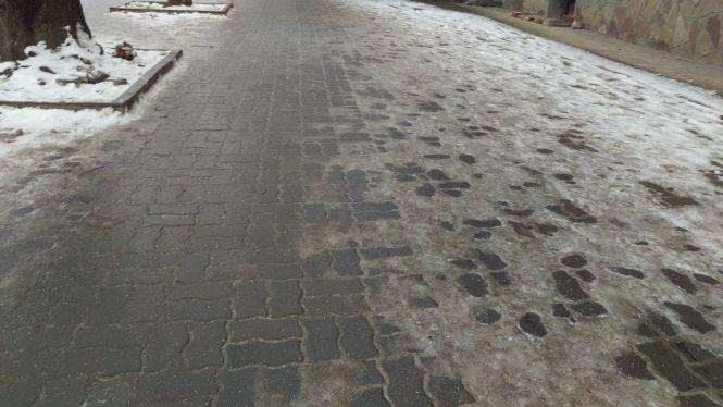 На тротуарах в Тернополі - скло. Будьте обережні, фото №3 на сайті 20minut.ua