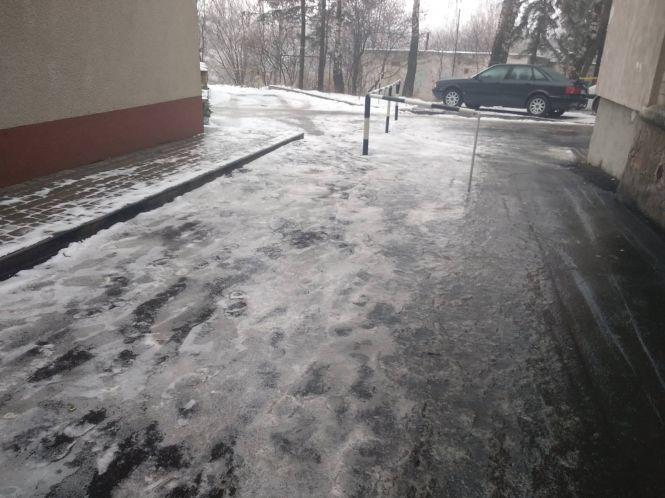 На тротуарах в Тернополі - скло. Будьте обережні, фото №1 на сайті 20minut.ua