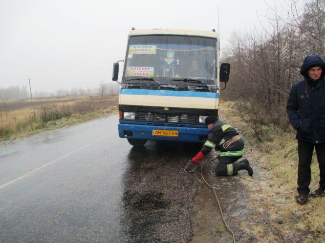 Житомирська область: упродовж доби рятувальники області двічі надавали допомогу водіям рейсових автобусів на автошляхах області, фото №1 на сайті 20minut.ua