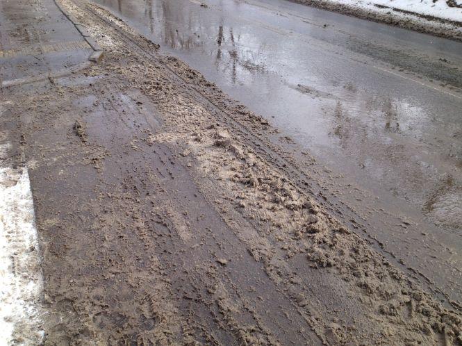 Двірники обробляють дорогу і тротуари для кам’янчан, фото №1 на сайті 20minut.ua